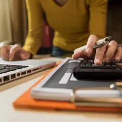 Ile się płaci ZUS-u za pracownika? Sprawdź, ile to kosztuje pracodawcę