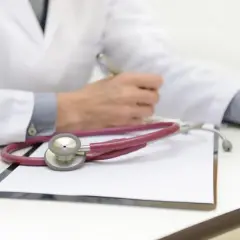 Kiedy ZUS wypłaca chorobowe po ustaniu zatrudnienia? Sprawdź terminy i zasady