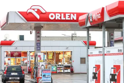 Ile zarabia pracownik stacji Orlen? Zaskakujące fakty o wynagrodzeniach